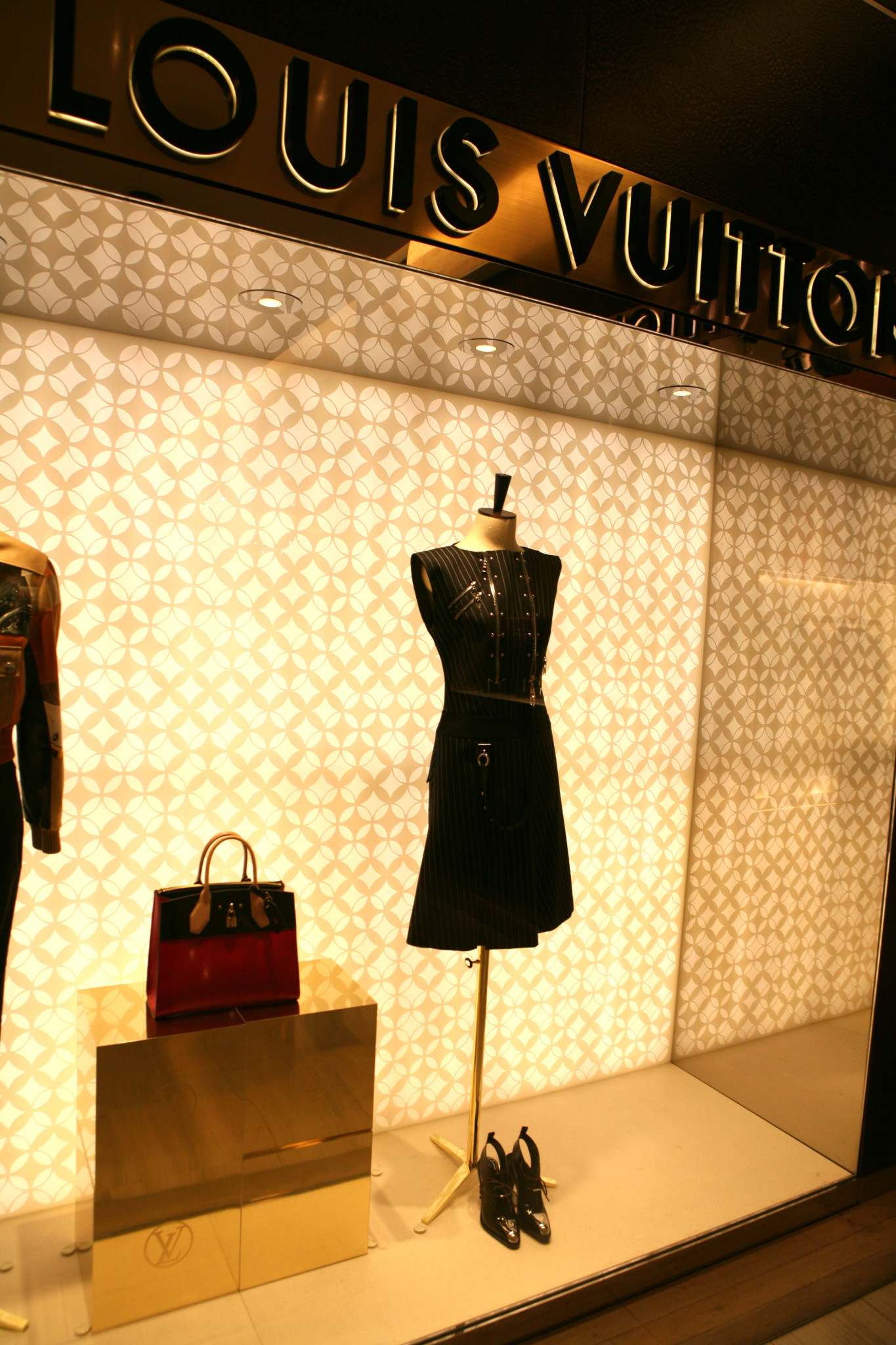 Louis-Vuitton-window-saks-nyc-complete